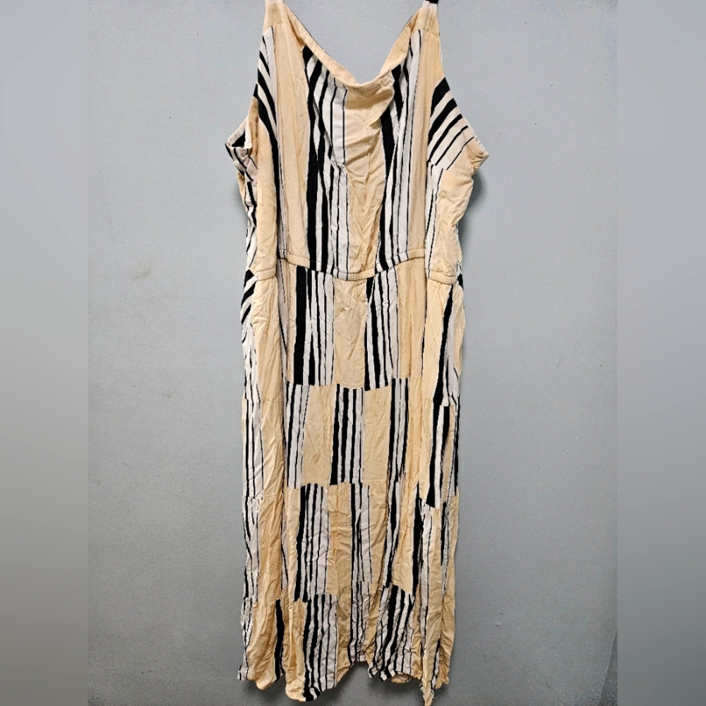 Long maxi dress with adjustable straps and pockets.